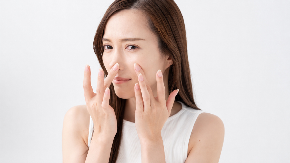 指で角栓を押し出す